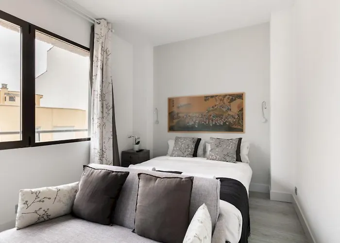 1 Bedroom 1 Bathroom Furnished - Recoletos - Modern Functional - Mintystay