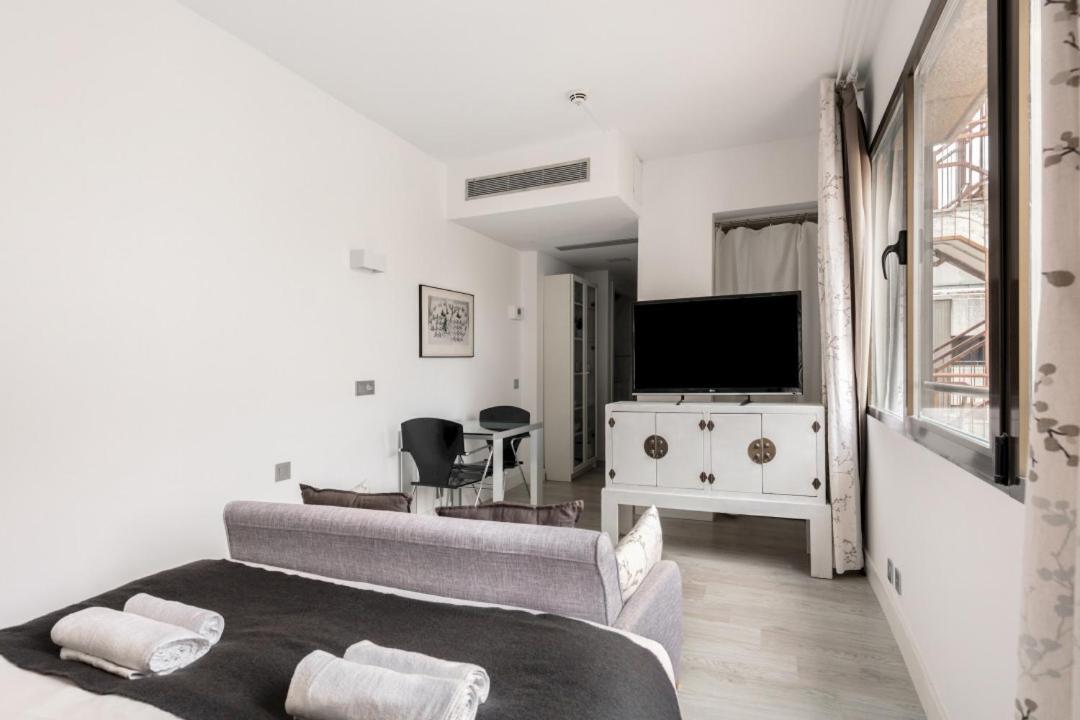 1 Bedroom 1 Bathroom Furnished - Recoletos - Modern Functional - Mintystay *